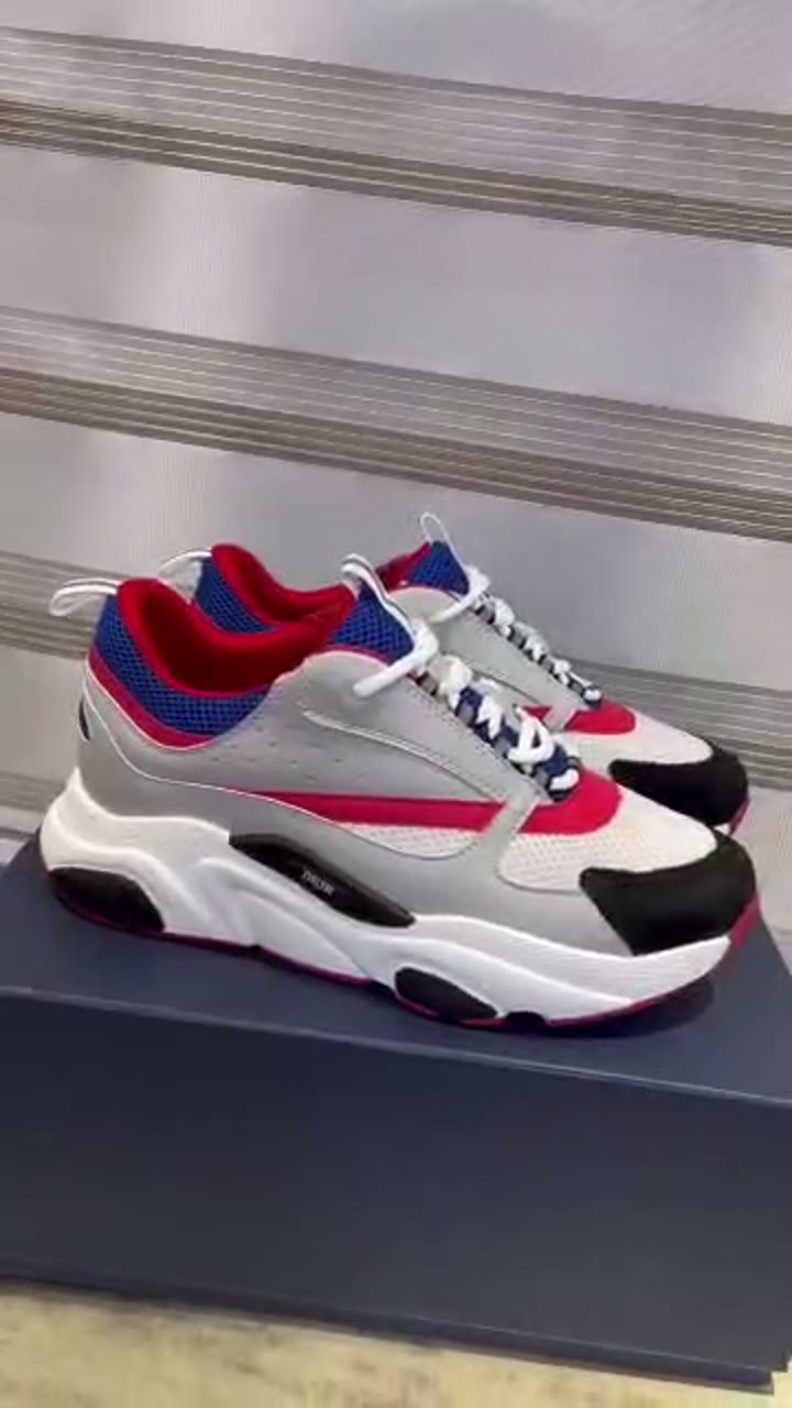Sneakers za kijivu na nyekundu